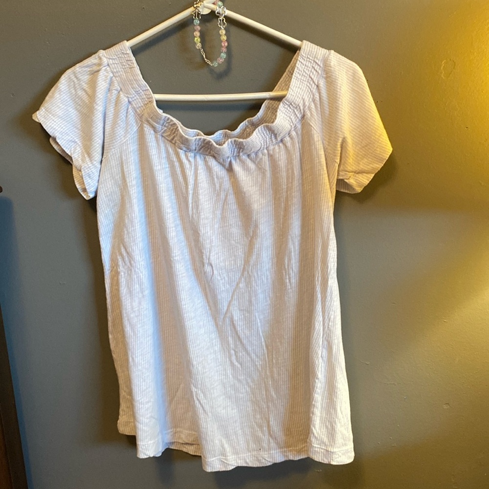 💙A shirt that can be worn off and on the shoulder. Sadly we must part ways.